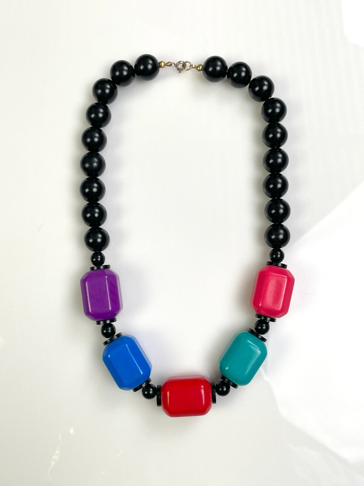LOVE! 1980S STYLE CHUNKY ACRYLIC BEADED NECKLACE in BLACK, MULTI
