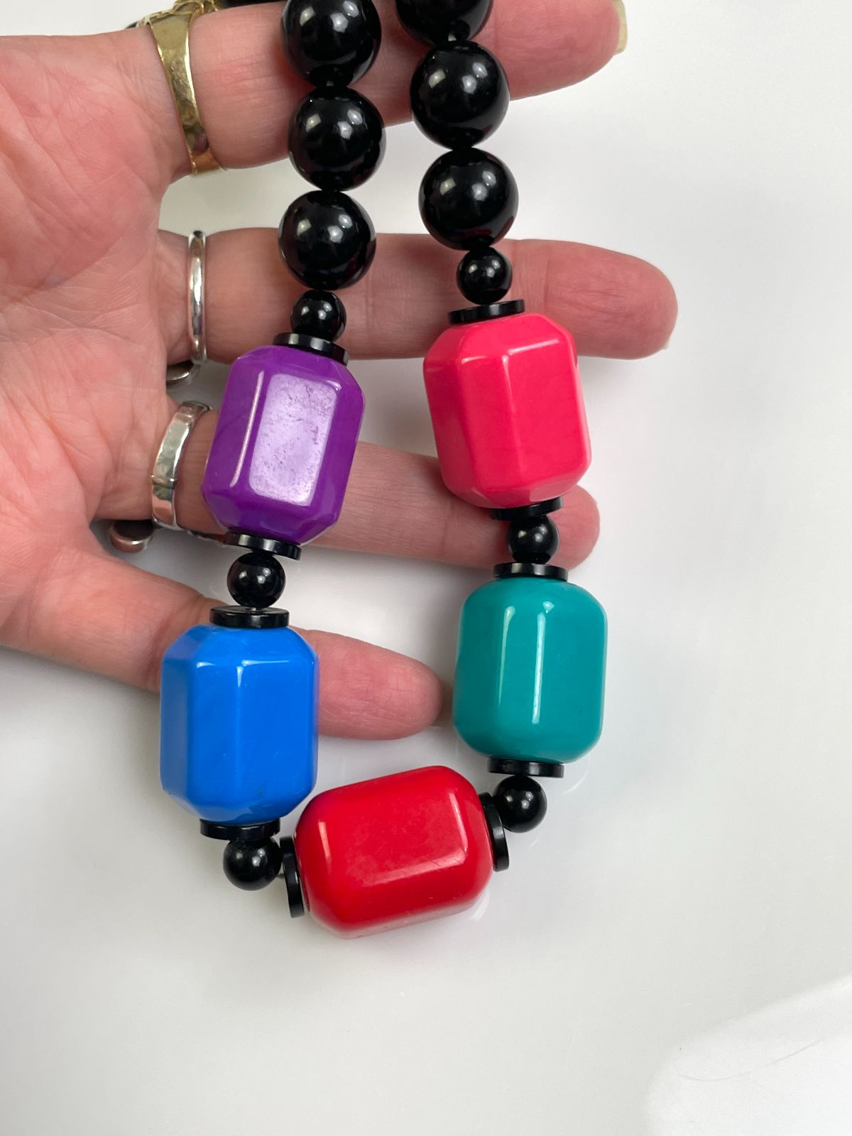 LOVE! 1980S STYLE CHUNKY ACRYLIC BEADED NECKLACE in BLACK, MULTI