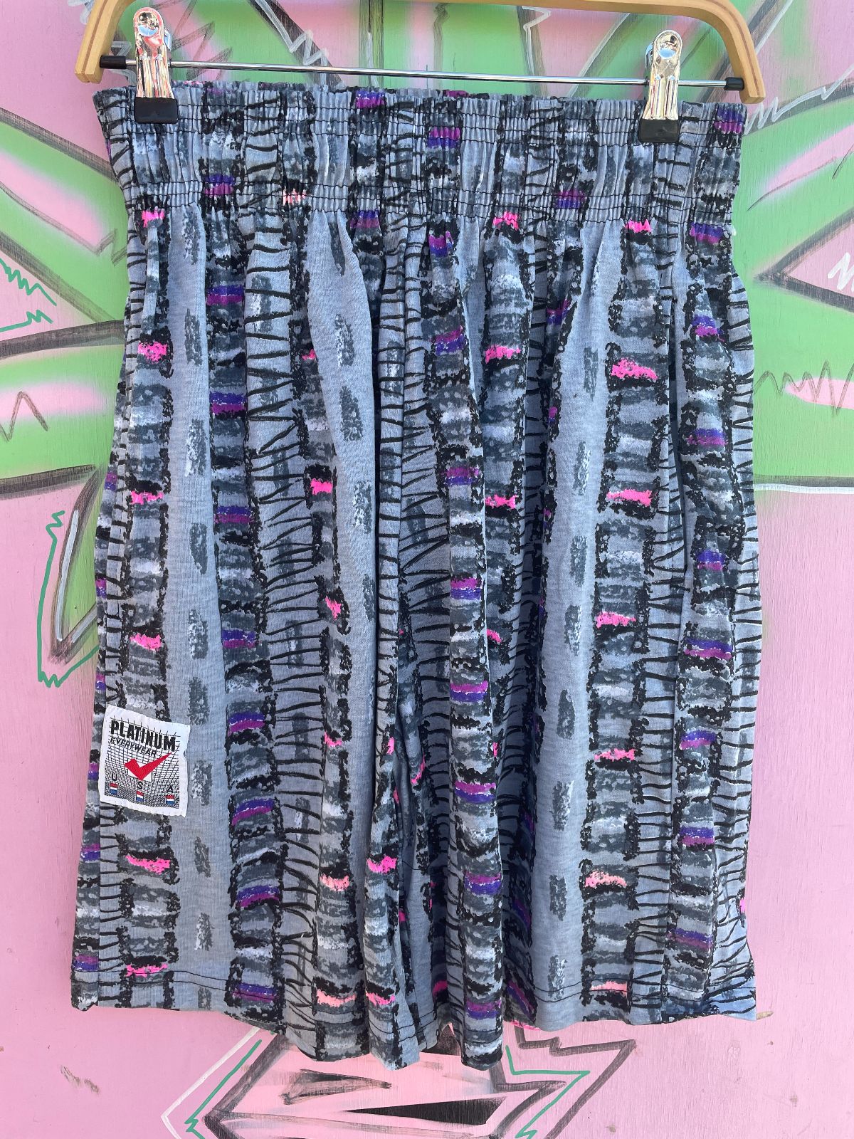 PLATINUM EVERYWEAR U.S.A GRAY MAGENTA LADDER DEADSTOCK NWT 1990S COTTON WORKOUT SHORTS W/ POCKETS in GRAY