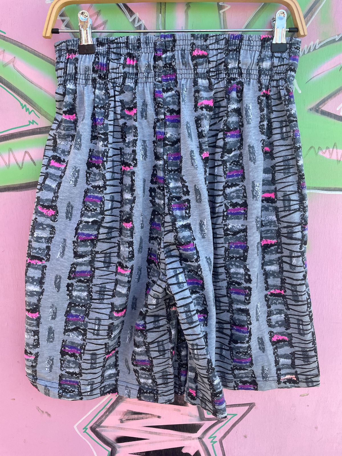 PLATINUM EVERYWEAR U.S.A GRAY MAGENTA LADDER DEADSTOCK NWT 1990S COTTON WORKOUT SHORTS W/ POCKETS in GRAY