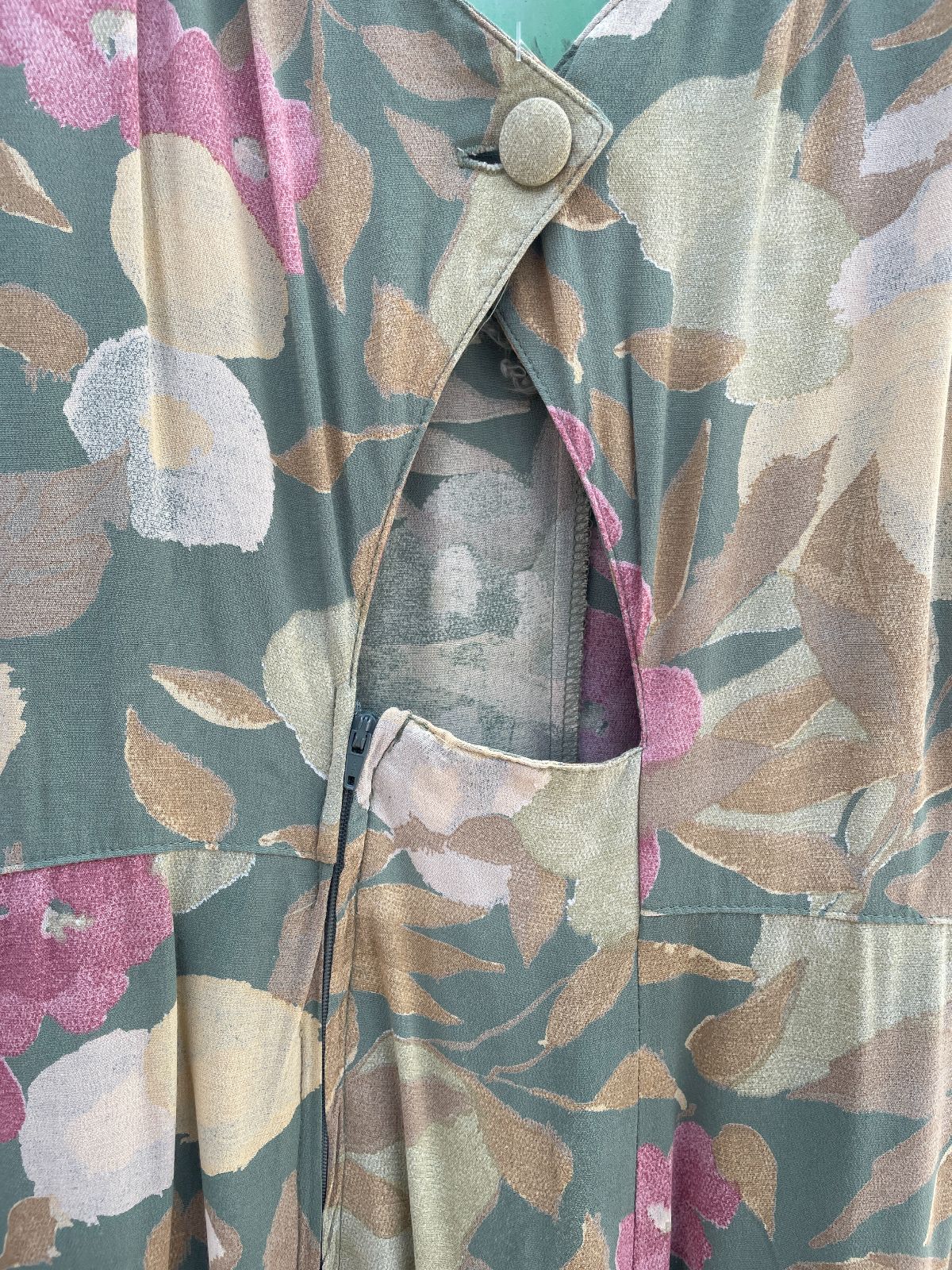 CAROLE LITTLE CUTE! *AS-IS* 1990S PAINTED FLORAL PATTERN RUCHED SHORT SLEEVE MAXI DRESS PEEPHOLE BACK in GREEN, PINK, BROWN