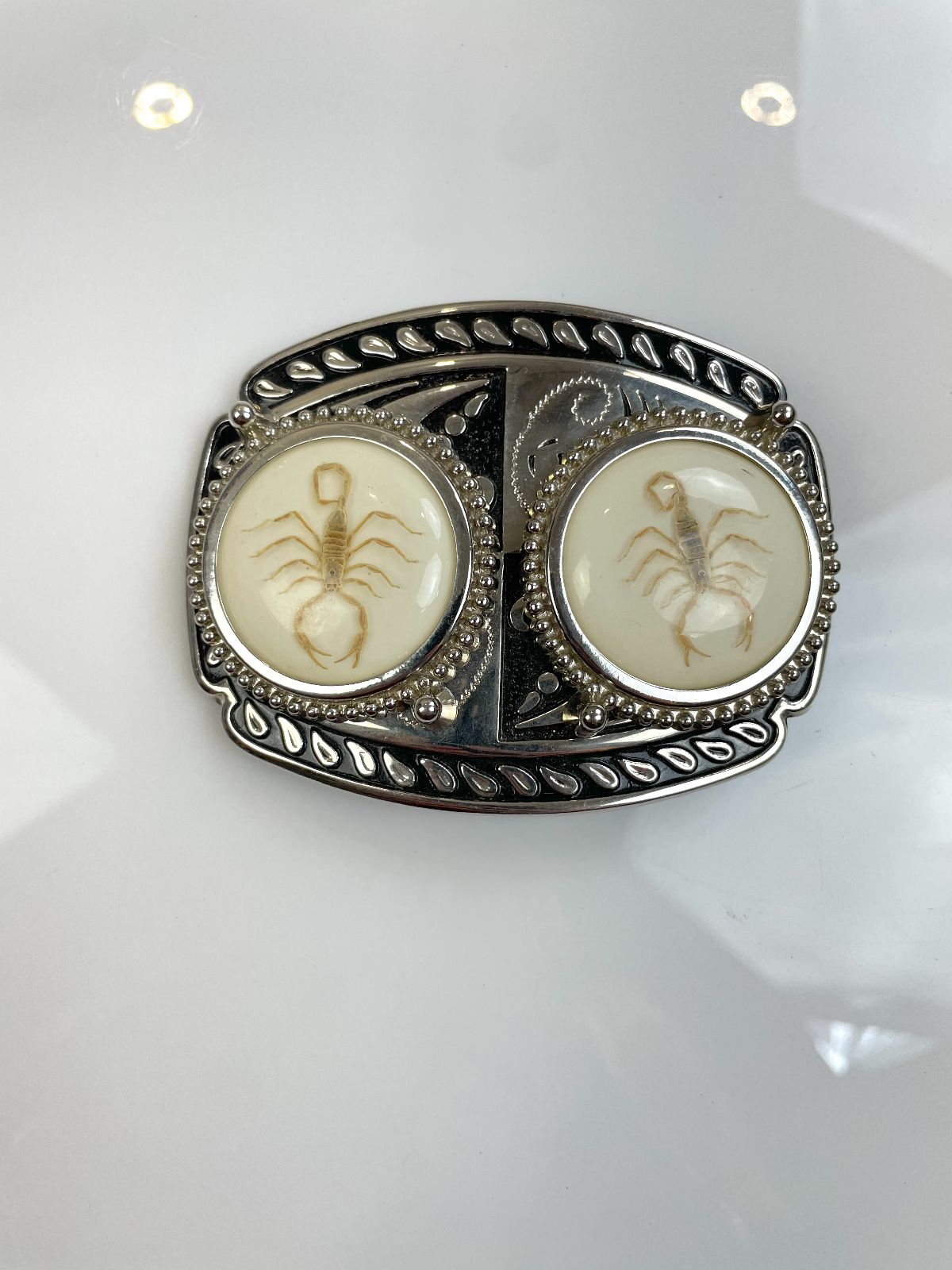 RAD! DOUBLE SCORPION BELT BUCKLE in SILVER, WHITE