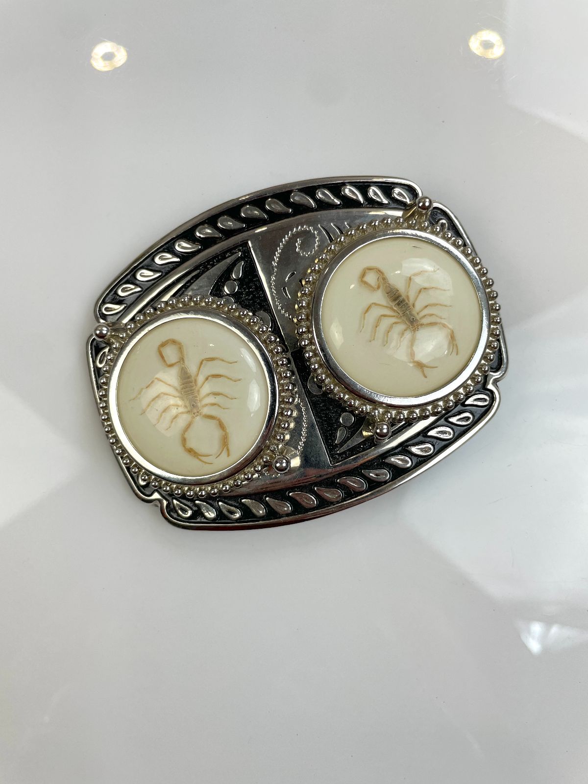 RAD! DOUBLE SCORPION BELT BUCKLE in SILVER, WHITE