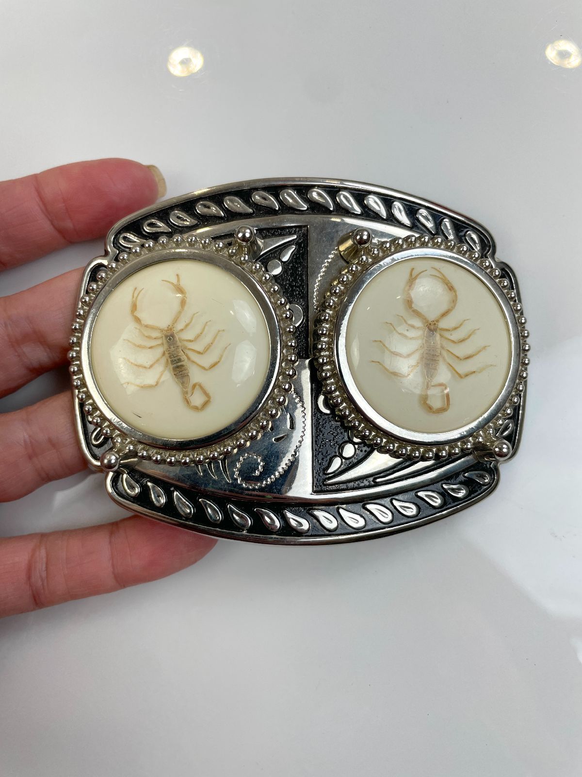 RAD! DOUBLE SCORPION BELT BUCKLE in SILVER, WHITE