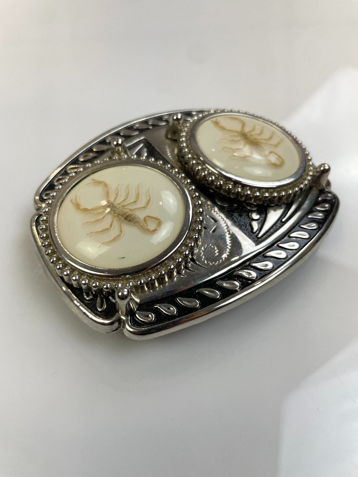 RAD! DOUBLE SCORPION BELT BUCKLE in SILVER, WHITE