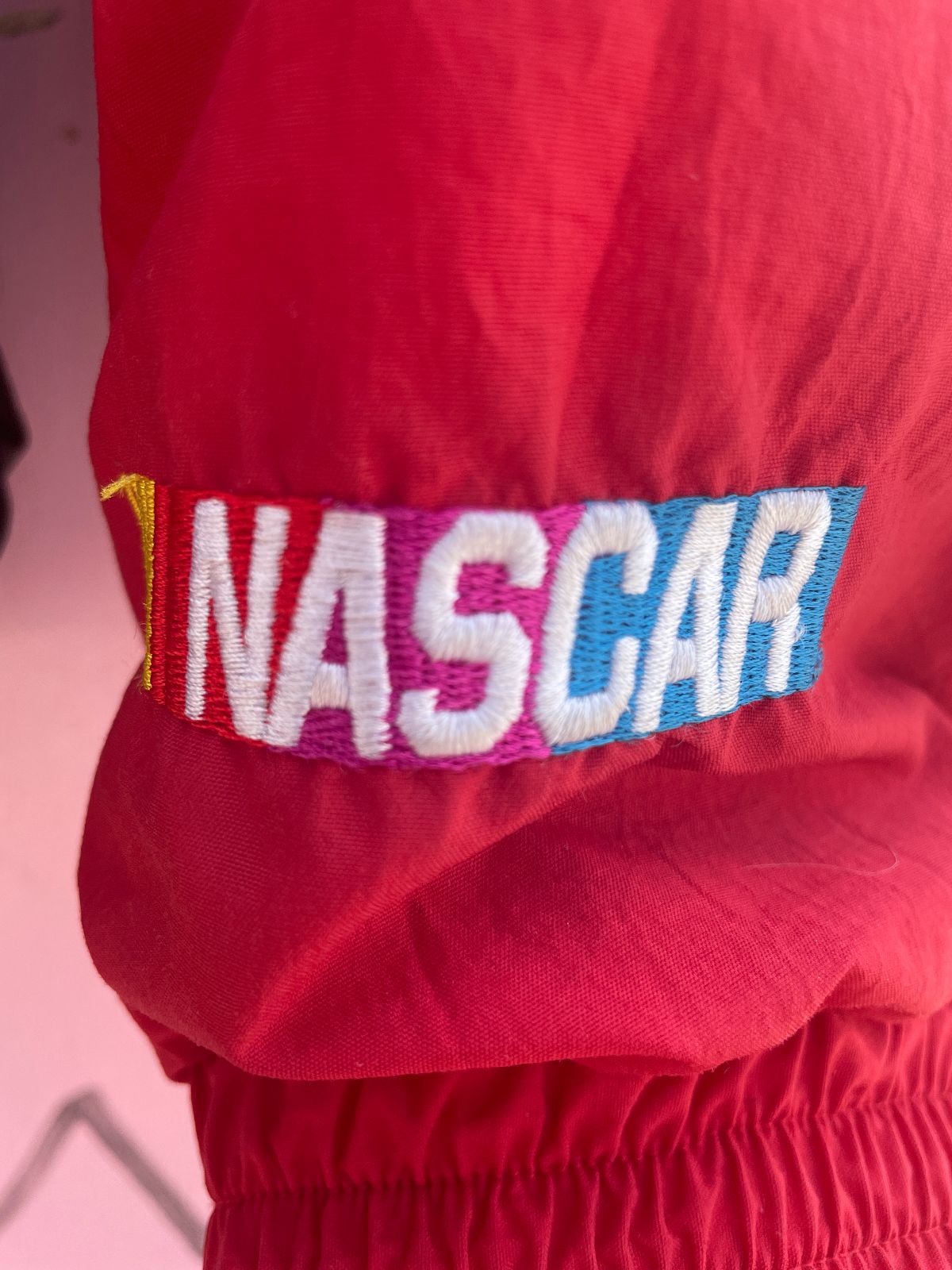 CHASE AUTHENTICS NASCAR RACING EMBROIDERED COLORBLOCK PUFFY JACKET W/ CHECKERED SLEEVES in RED, BLACK