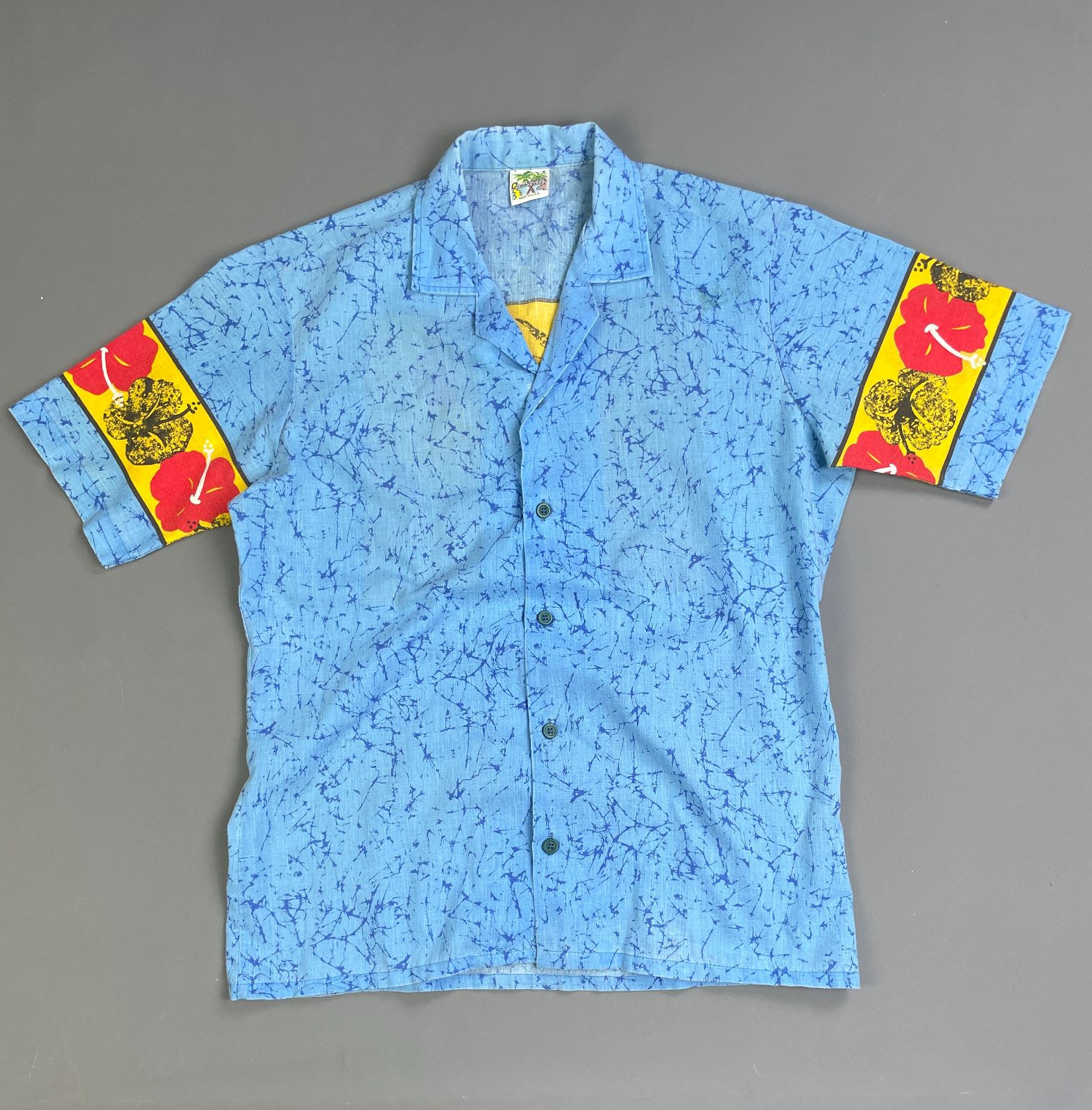 OCEANAIRE RAD! 1980S COLOR BLOCK CRACKLE PRINT SHORT SLEEVE BUTTON DOWN SHIRT - SURFER BACK GRAPHIC in BLUE