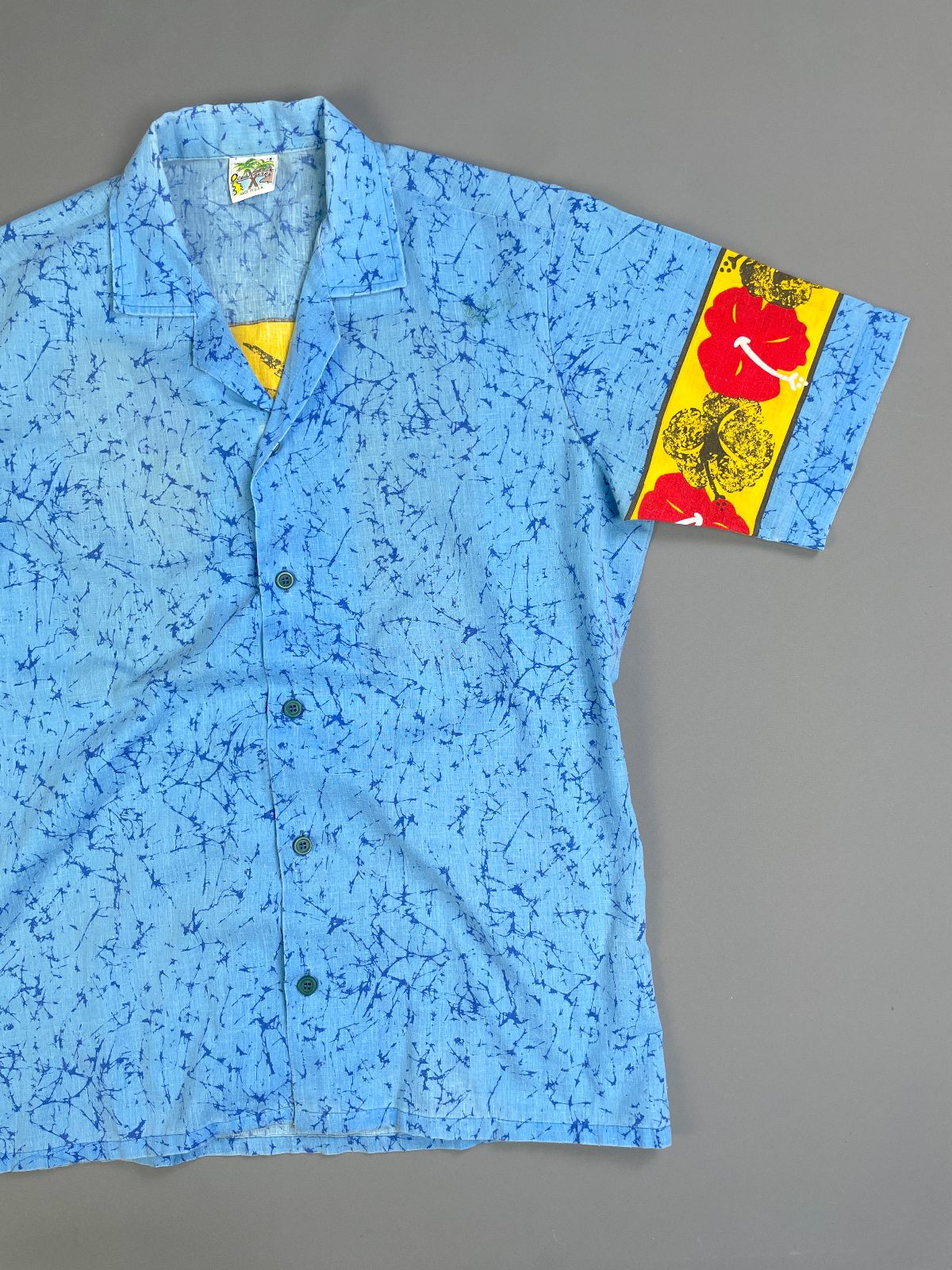 OCEANAIRE RAD! 1980S COLOR BLOCK CRACKLE PRINT SHORT SLEEVE BUTTON DOWN SHIRT - SURFER BACK GRAPHIC in BLUE