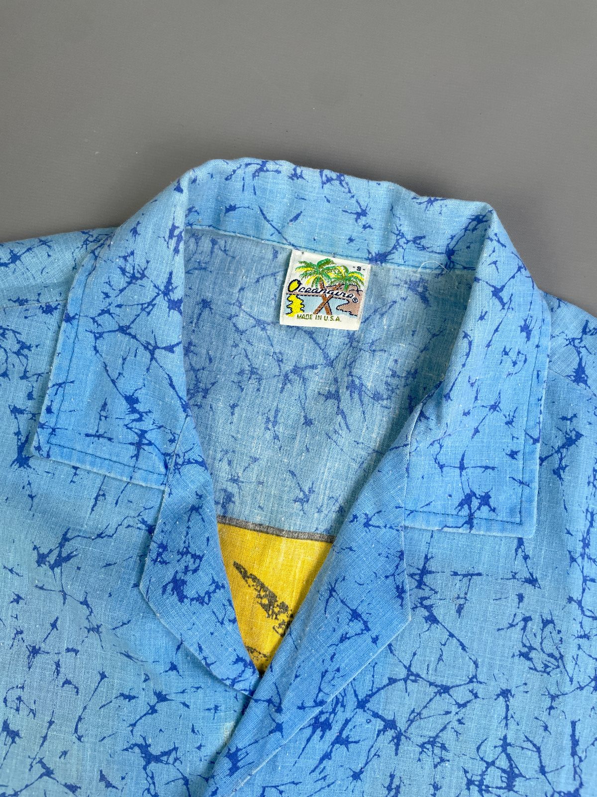 OCEANAIRE RAD! 1980S COLOR BLOCK CRACKLE PRINT SHORT SLEEVE BUTTON DOWN SHIRT - SURFER BACK GRAPHIC in BLUE