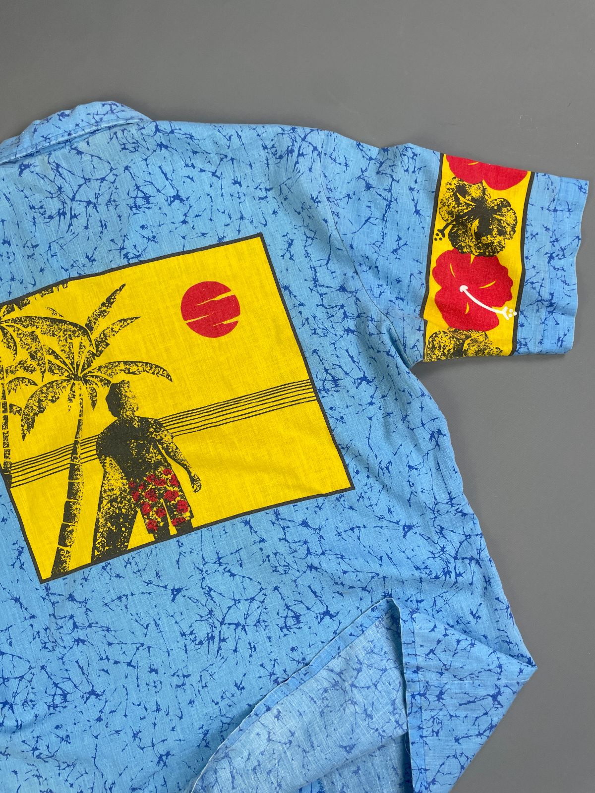 OCEANAIRE RAD! 1980S COLOR BLOCK CRACKLE PRINT SHORT SLEEVE BUTTON DOWN SHIRT - SURFER BACK GRAPHIC in BLUE