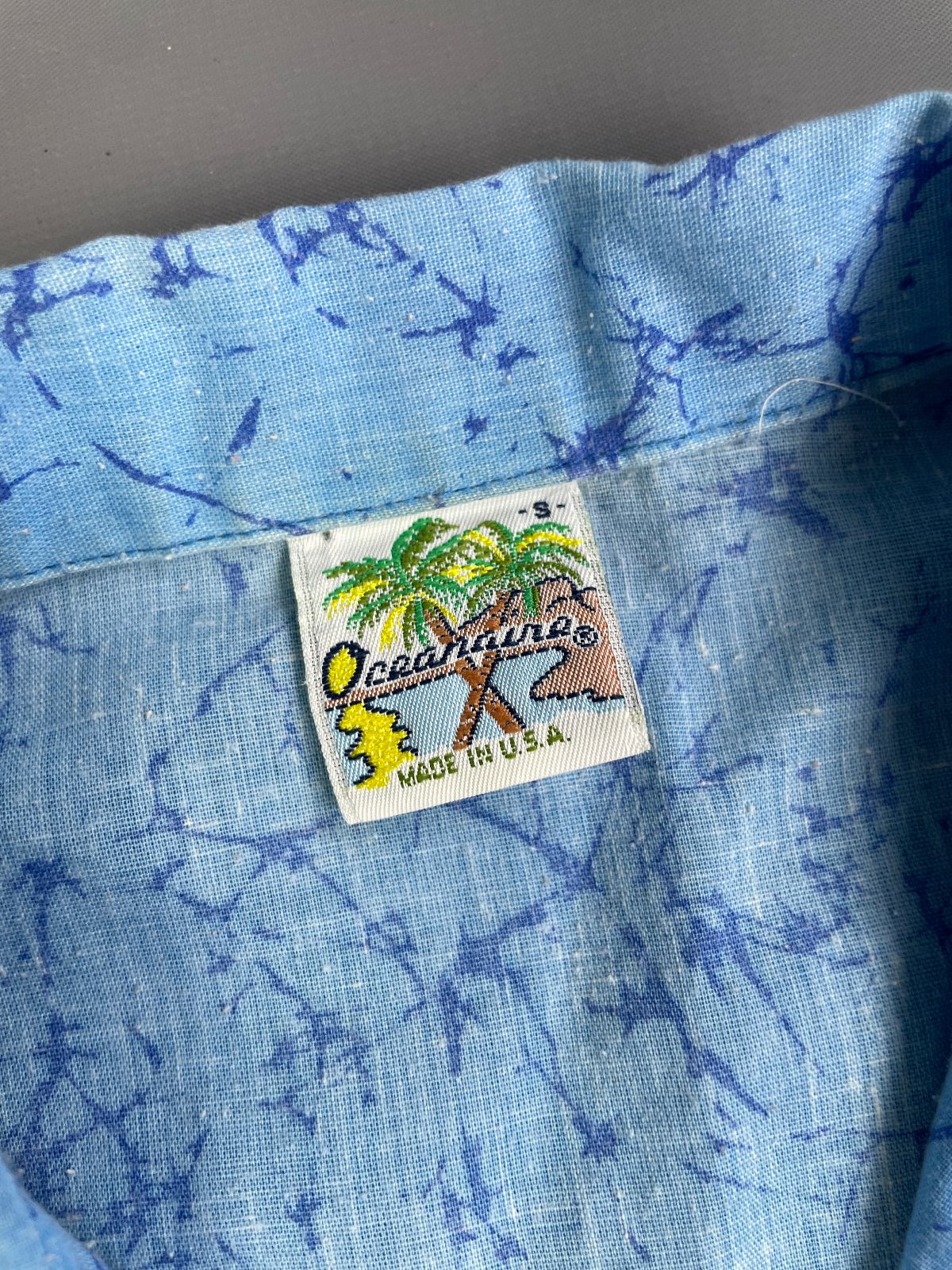 OCEANAIRE RAD! 1980S COLOR BLOCK CRACKLE PRINT SHORT SLEEVE BUTTON DOWN SHIRT - SURFER BACK GRAPHIC in BLUE