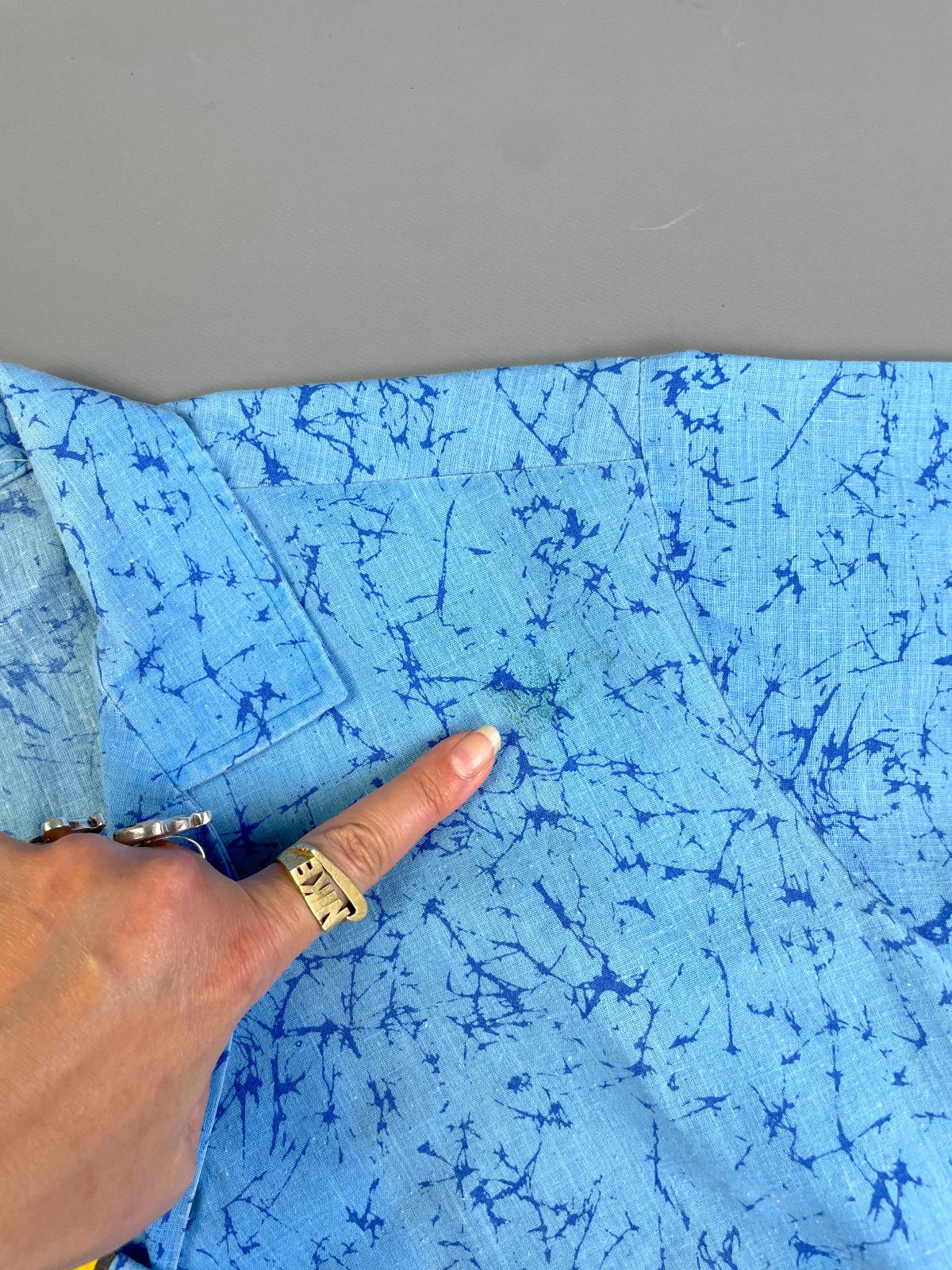 OCEANAIRE RAD! 1980S COLOR BLOCK CRACKLE PRINT SHORT SLEEVE BUTTON DOWN SHIRT - SURFER BACK GRAPHIC in BLUE