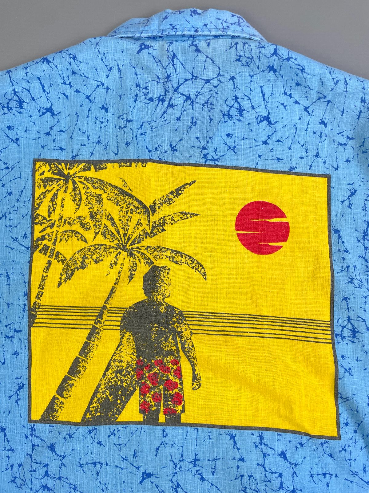 OCEANAIRE RAD! 1980S COLOR BLOCK CRACKLE PRINT SHORT SLEEVE BUTTON DOWN SHIRT - SURFER BACK GRAPHIC in BLUE