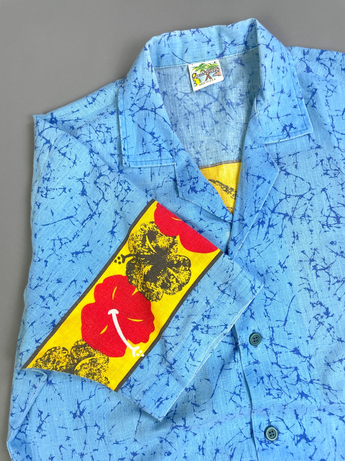 OCEANAIRE RAD! 1980S COLOR BLOCK CRACKLE PRINT SHORT SLEEVE BUTTON DOWN SHIRT - SURFER BACK GRAPHIC in BLUE