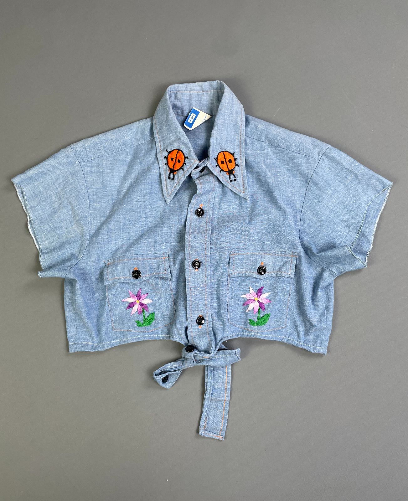 PUT-ON SHOP ADORB! 1970S HAND EMBROIDERED CHAMBRAY SHIRT - TIE FRONT in BLUE