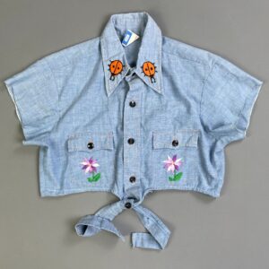 PUT-ON SHOP ADORB! 1970S HAND EMBROIDERED CHAMBRAY SHIRT - TIE FRONT in BLUE