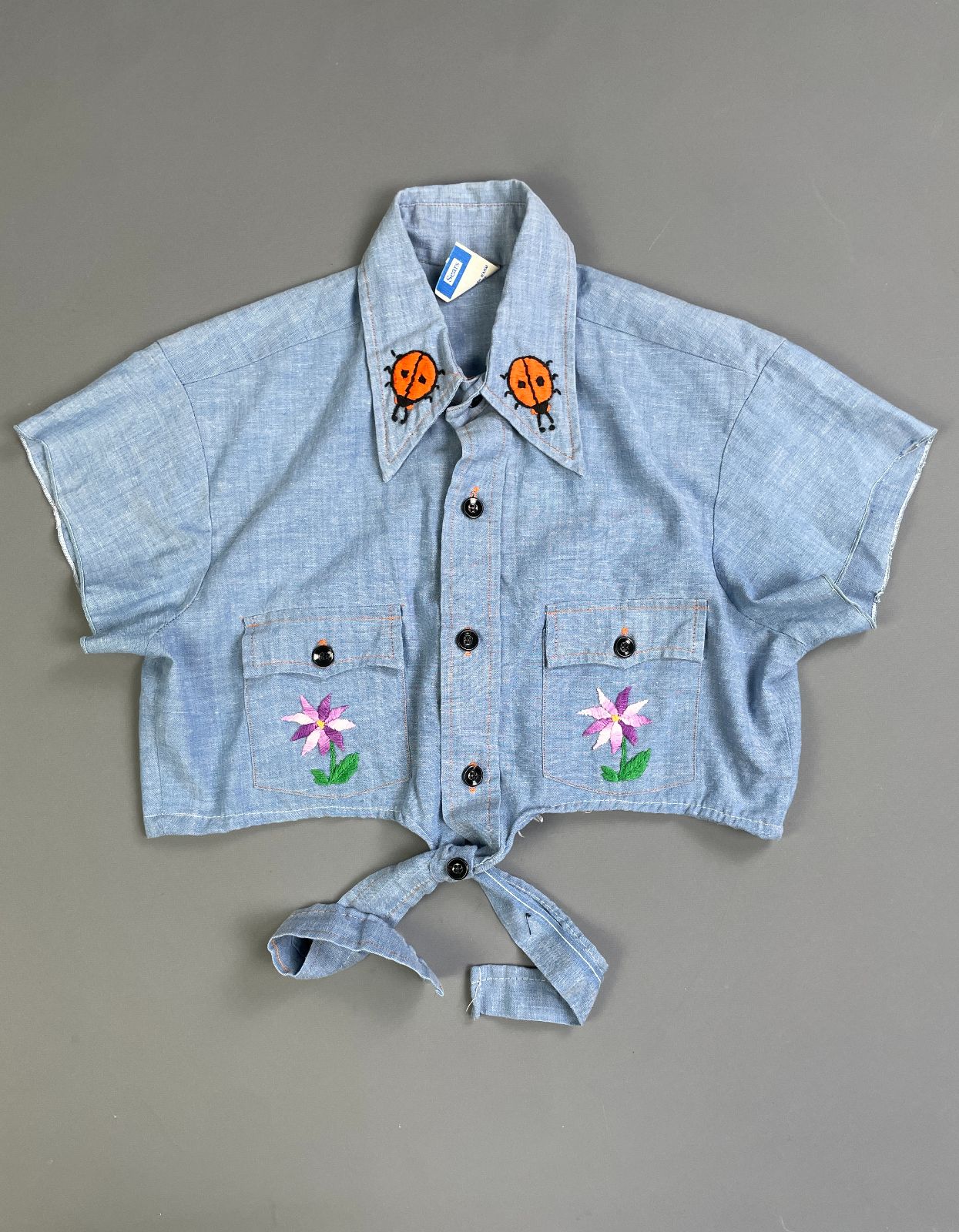 PUT-ON SHOP ADORB! 1970S HAND EMBROIDERED CHAMBRAY SHIRT - TIE FRONT in BLUE