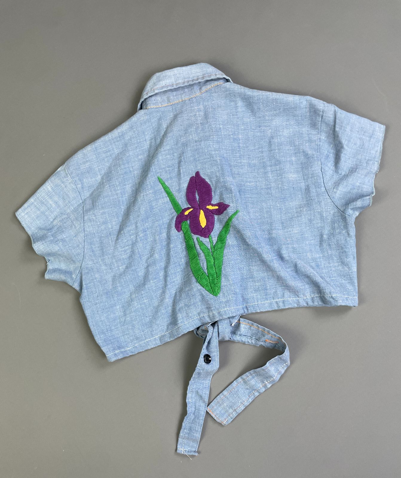 PUT-ON SHOP ADORB! 1970S HAND EMBROIDERED CHAMBRAY SHIRT - TIE FRONT in BLUE