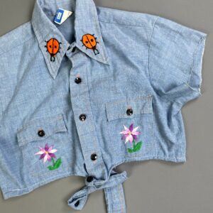 PUT-ON SHOP ADORB! 1970S HAND EMBROIDERED CHAMBRAY SHIRT - TIE FRONT in BLUE