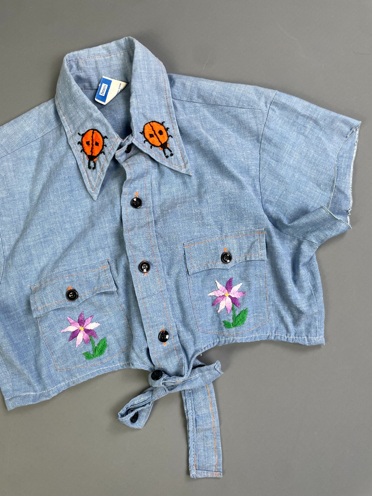 PUT-ON SHOP ADORB! 1970S HAND EMBROIDERED CHAMBRAY SHIRT - TIE FRONT in BLUE