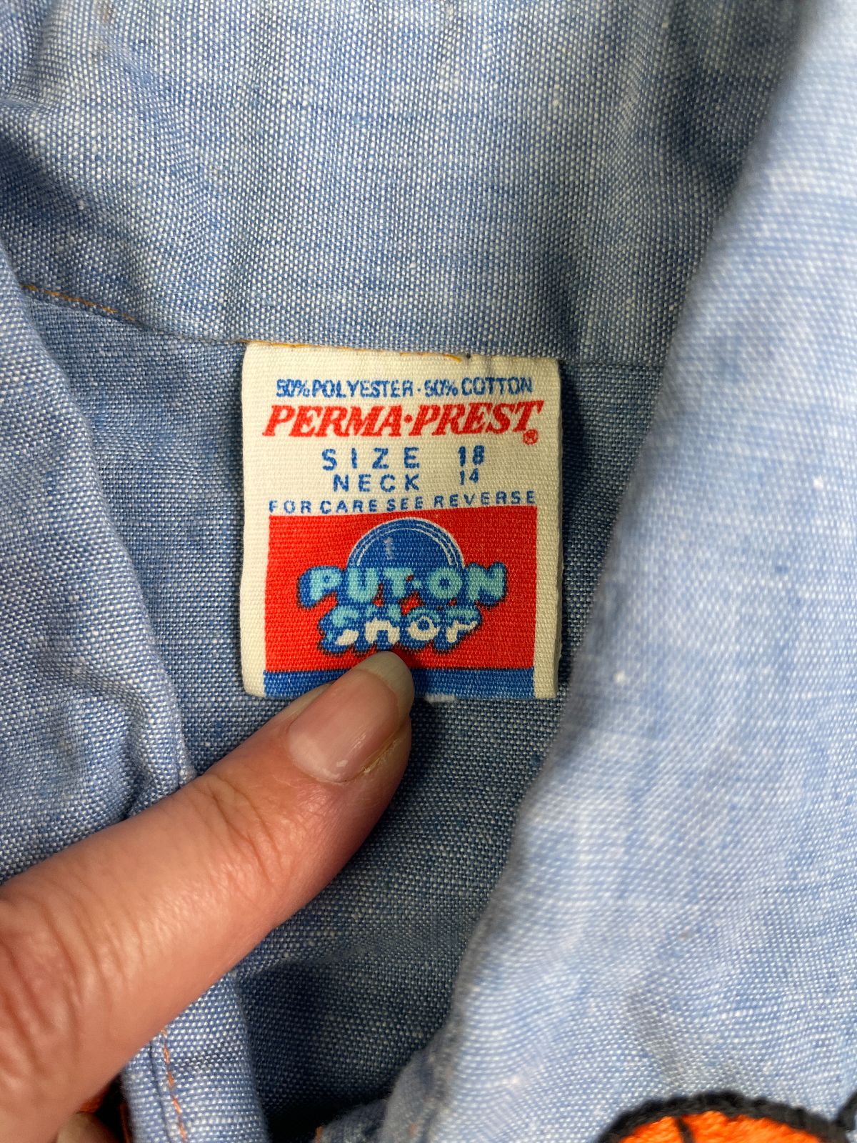 PUT-ON SHOP ADORB! 1970S HAND EMBROIDERED CHAMBRAY SHIRT - TIE FRONT in BLUE