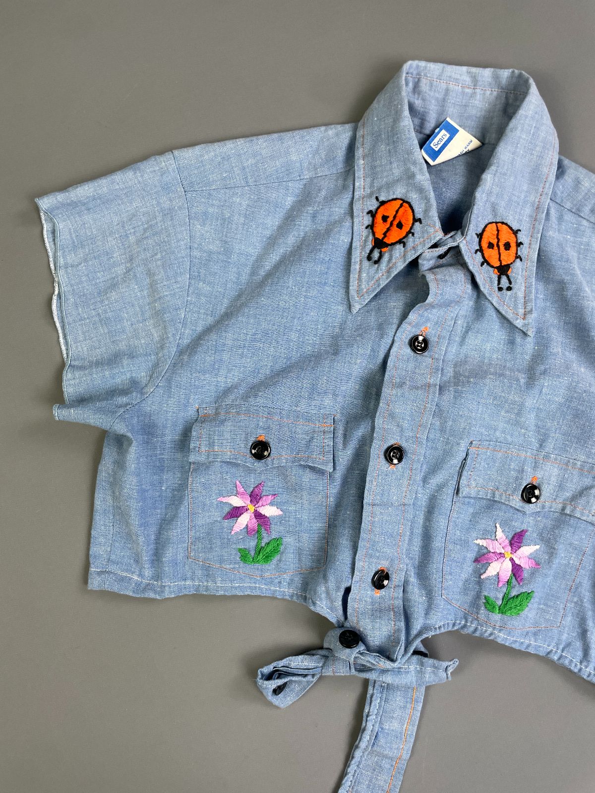 PUT-ON SHOP ADORB! 1970S HAND EMBROIDERED CHAMBRAY SHIRT - TIE FRONT in BLUE