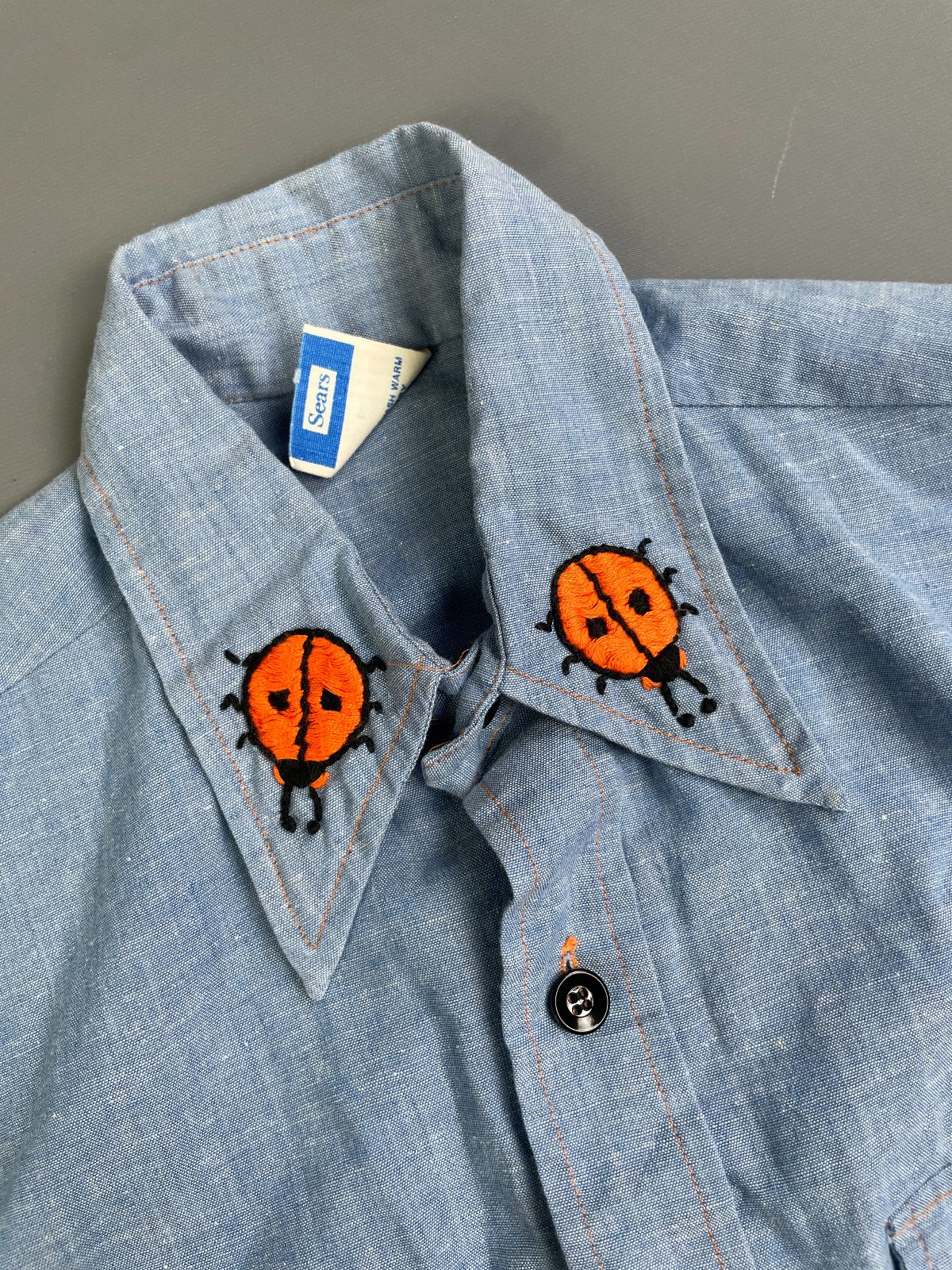 PUT-ON SHOP ADORB! 1970S HAND EMBROIDERED CHAMBRAY SHIRT - TIE FRONT in BLUE