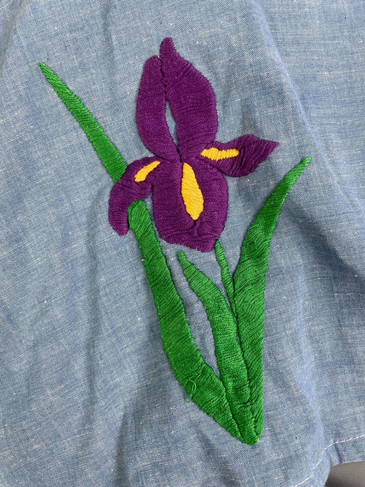PUT-ON SHOP ADORB! 1970S HAND EMBROIDERED CHAMBRAY SHIRT - TIE FRONT in BLUE