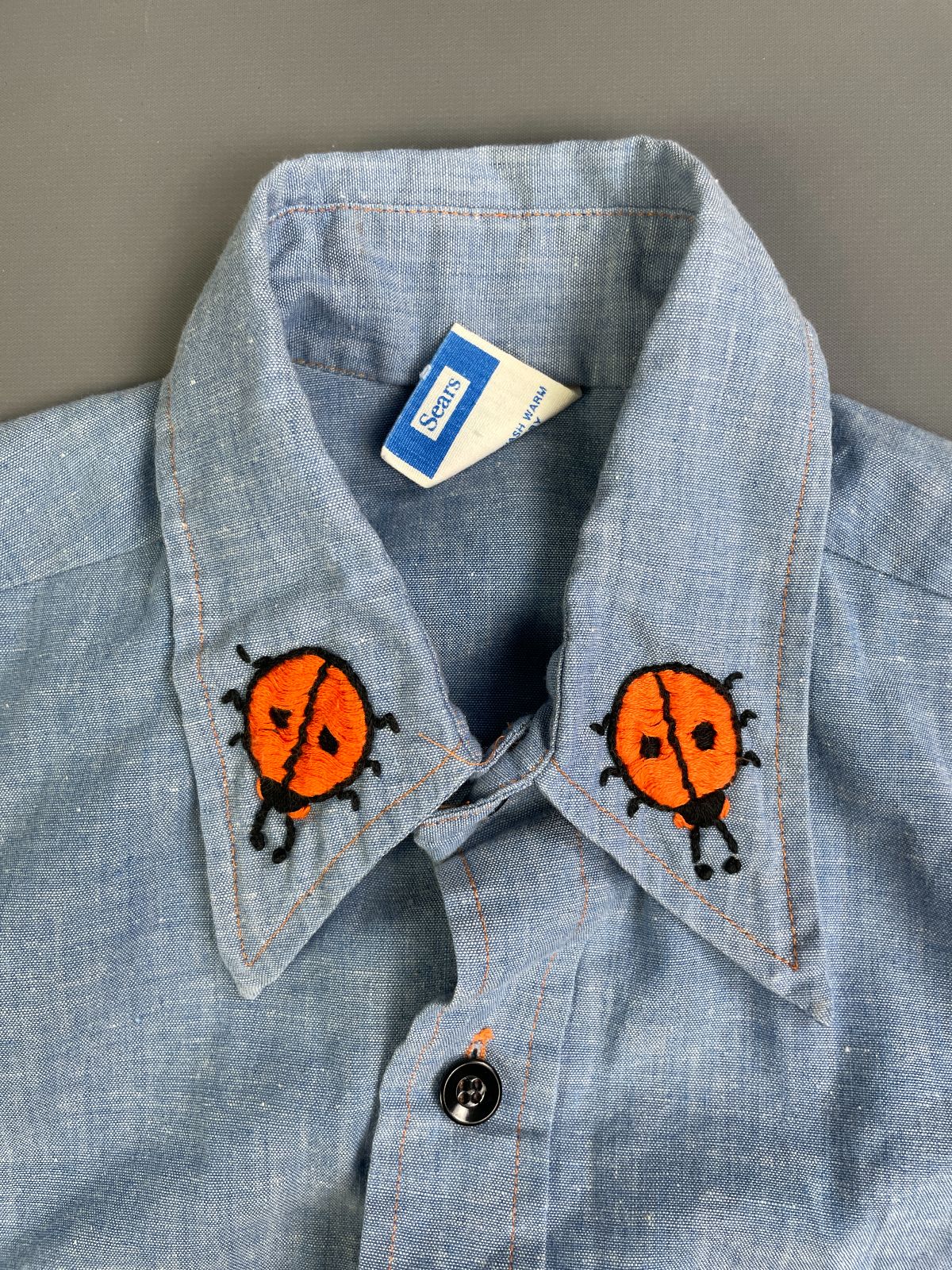 PUT-ON SHOP ADORB! 1970S HAND EMBROIDERED CHAMBRAY SHIRT - TIE FRONT in BLUE