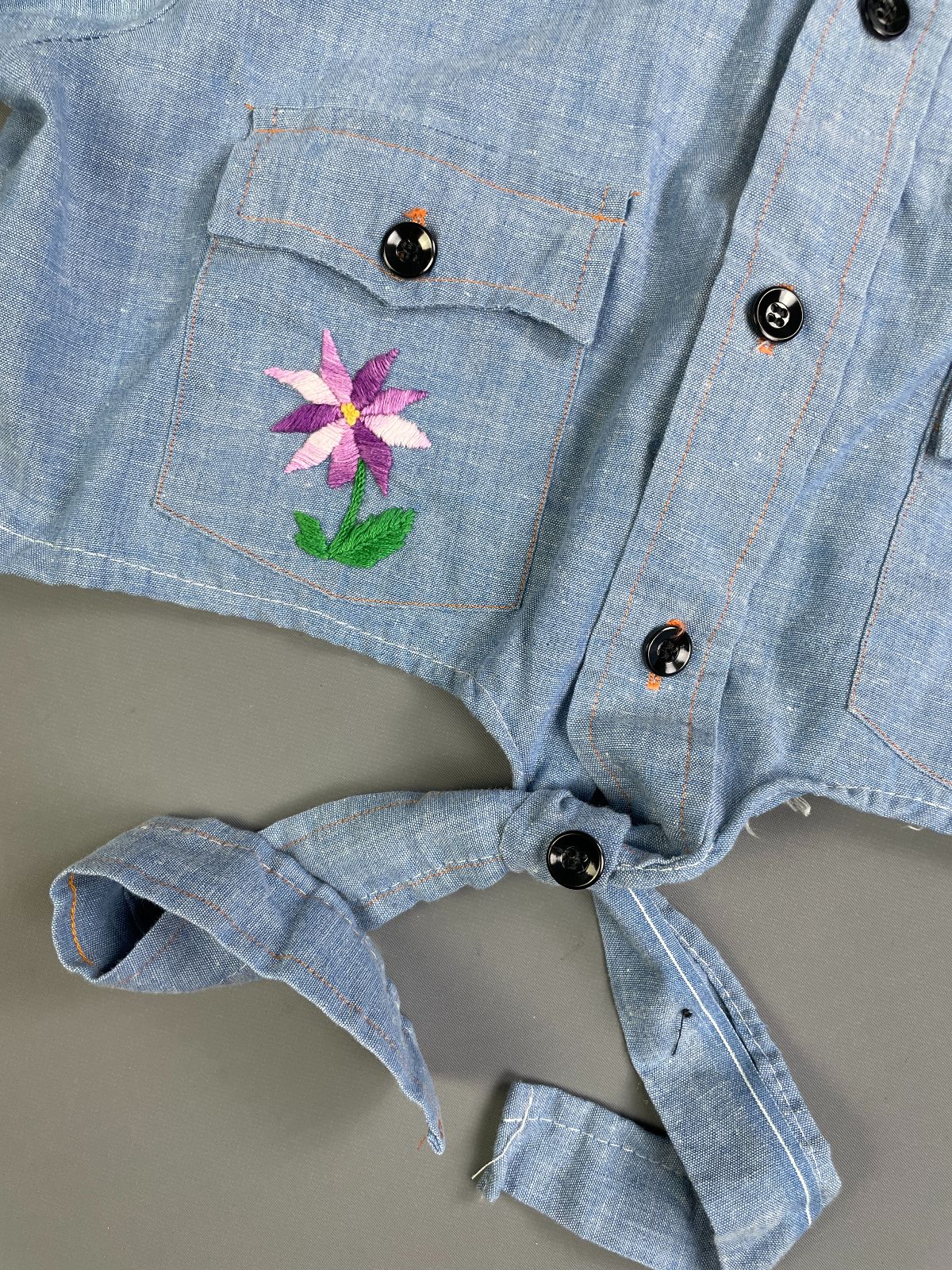 PUT-ON SHOP ADORB! 1970S HAND EMBROIDERED CHAMBRAY SHIRT - TIE FRONT in BLUE