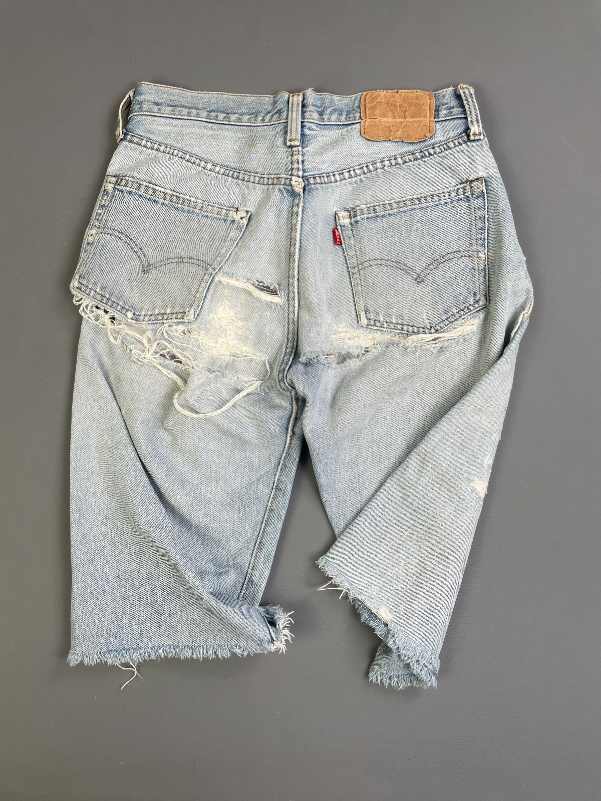 LEVIS RAD! TOTALLY TRASHED VTG LEVIS 501 CUT OFF DENIM SHORTS JORTS - LONG CUT - SELVEDGE in BLUE