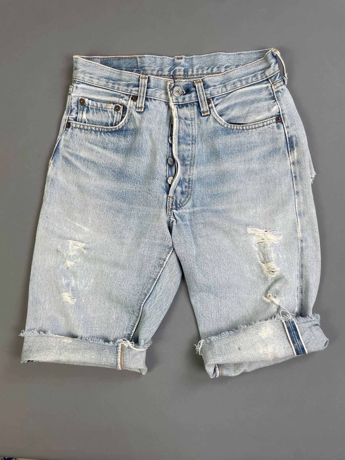 LEVIS RAD! TOTALLY TRASHED VTG LEVIS 501 CUT OFF DENIM SHORTS JORTS - LONG CUT - SELVEDGE in BLUE