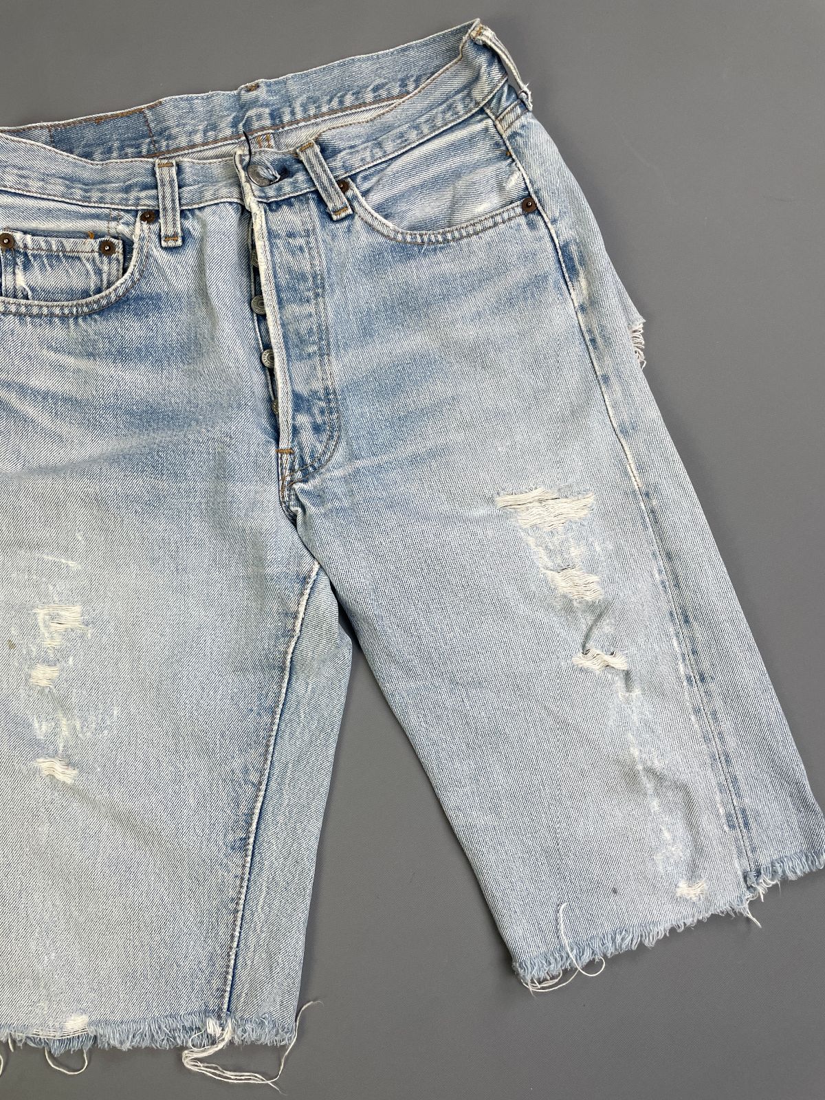 LEVIS RAD! TOTALLY TRASHED VTG LEVIS 501 CUT OFF DENIM SHORTS JORTS - LONG CUT - SELVEDGE in BLUE