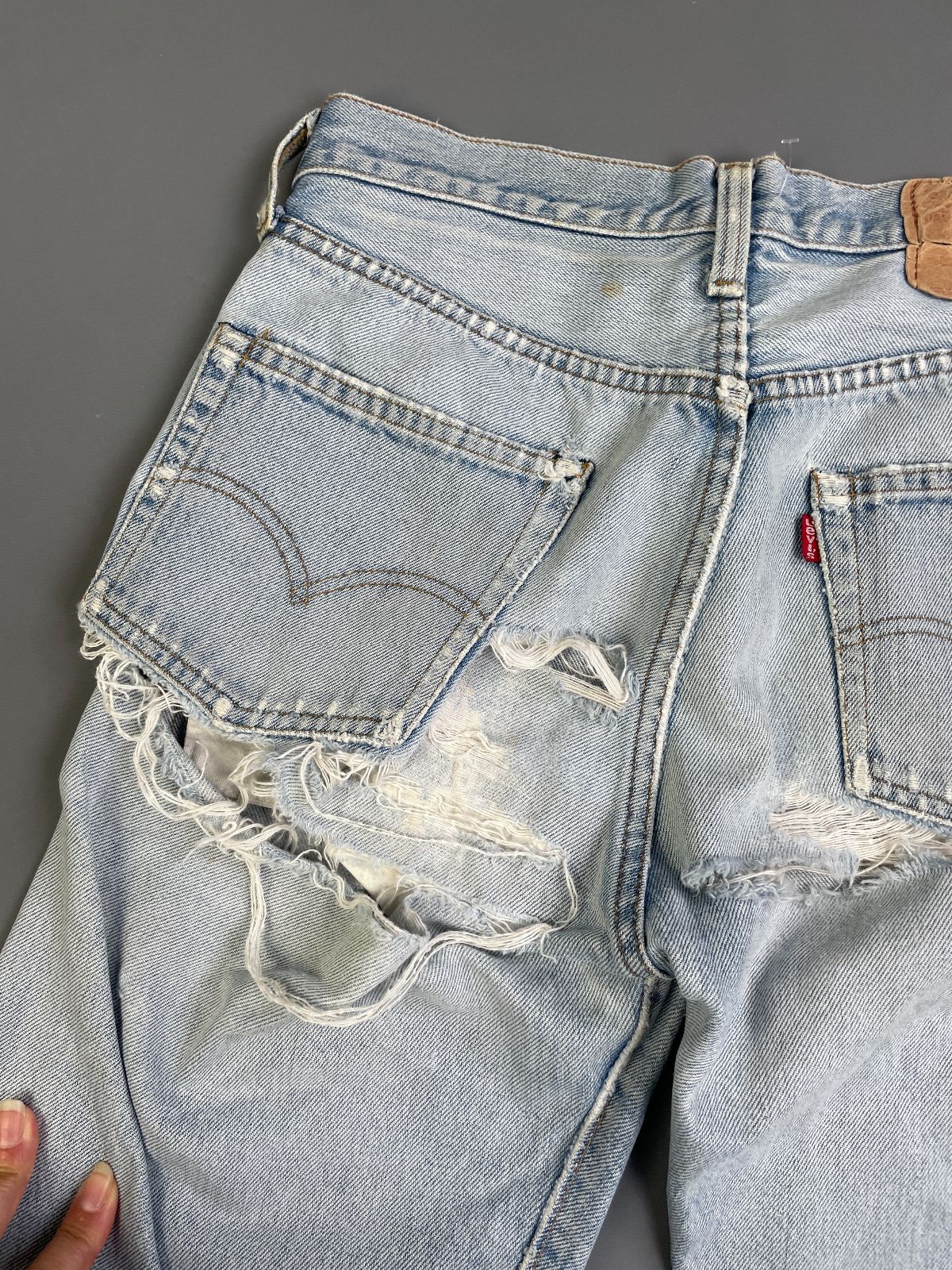 LEVIS RAD! TOTALLY TRASHED VTG LEVIS 501 CUT OFF DENIM SHORTS JORTS - LONG CUT - SELVEDGE in BLUE
