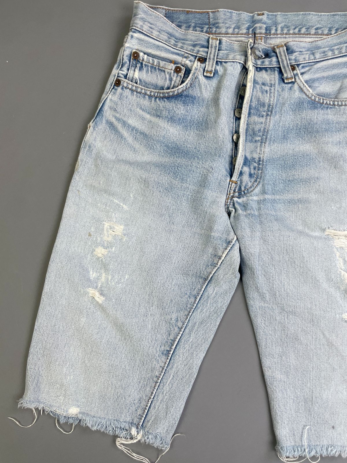LEVIS RAD! TOTALLY TRASHED VTG LEVIS 501 CUT OFF DENIM SHORTS JORTS - LONG CUT - SELVEDGE in BLUE