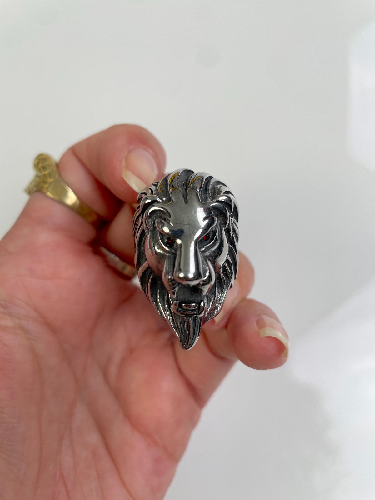 LIONS HEAD RING HIGH POLISHED BLACKENED STAINLESS STEEL, JEWEL EYES in SILVER, RED