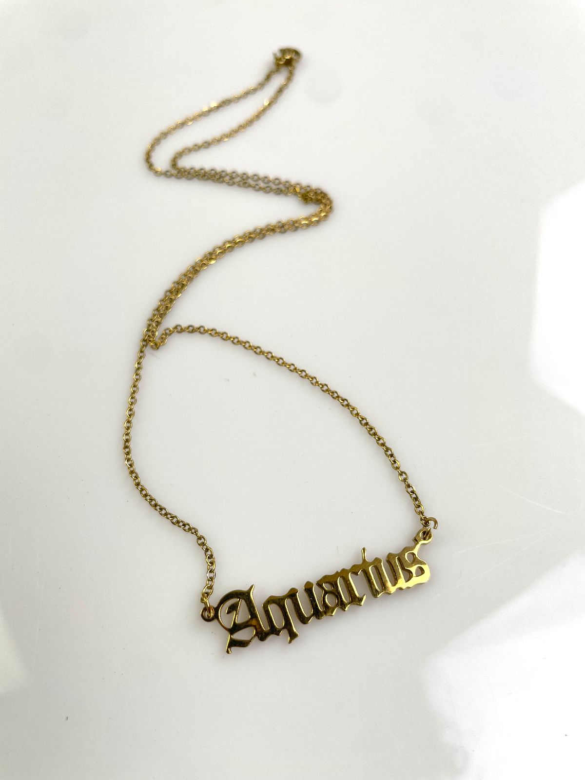 AQUARIUS OLD ENGLISH LETTERING PLAQUE NECKLACE in GOLD