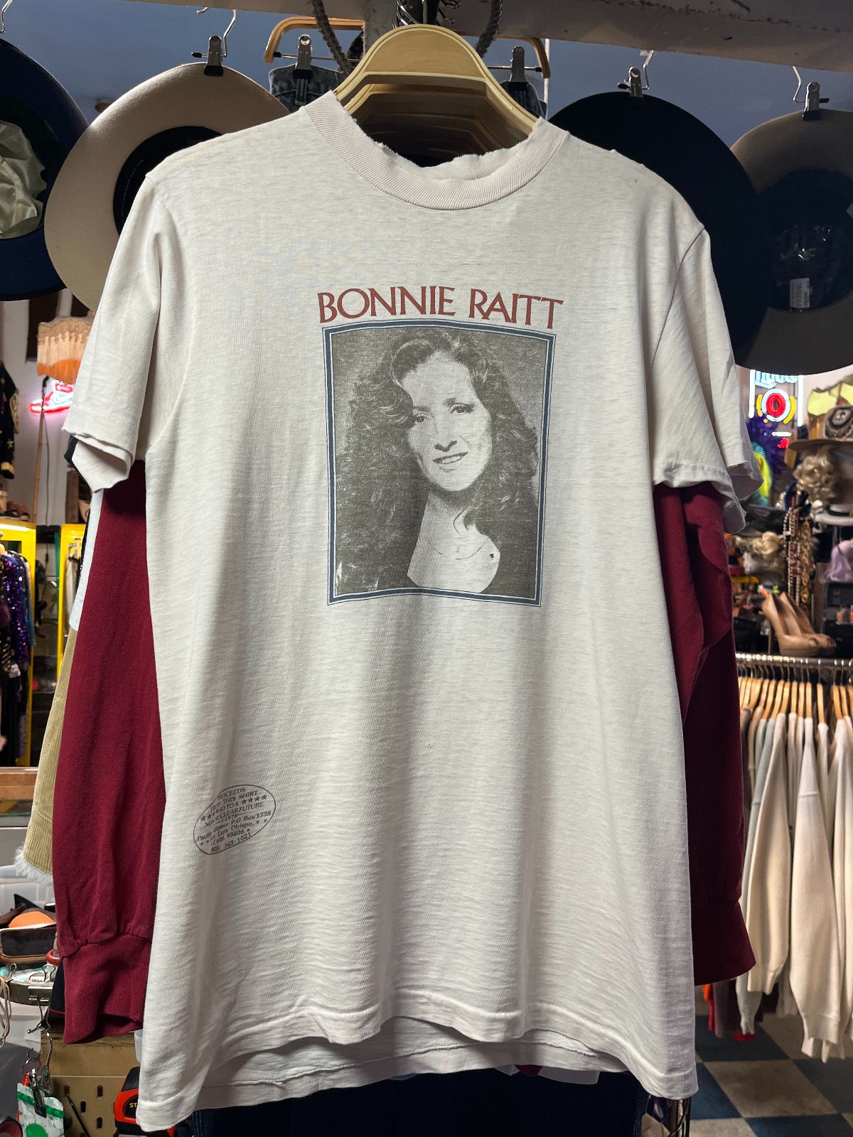 HANES *AS-IS* RARE 1978 PERFECTLY DISTRESSED BONNIE RAITT B&W PORTRAIT SINGLE STITCHED TSHIRT - NON-NUCLEAR FUTURE in OFF WHITE