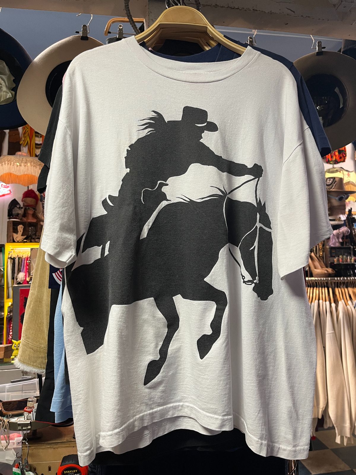 ROPER SPORT 1990S ALL OVER PRINT RIDING COWBOY GRAPHIC SINGLE STITCH T-SHIRT in WHITE