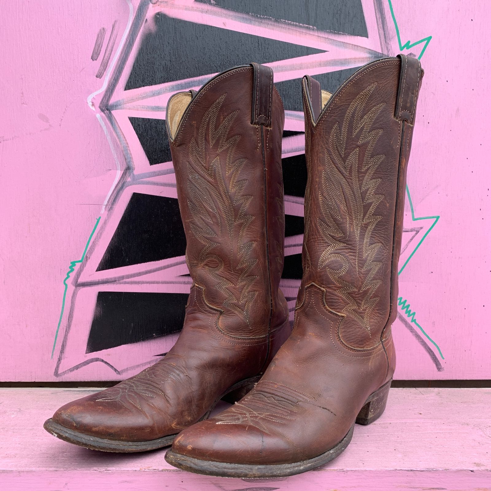 JUSTIN *AS-IS* NICE! DISTRESSED LEATHER COWBOY BOOTS STITCHED DESIGN in BROWN