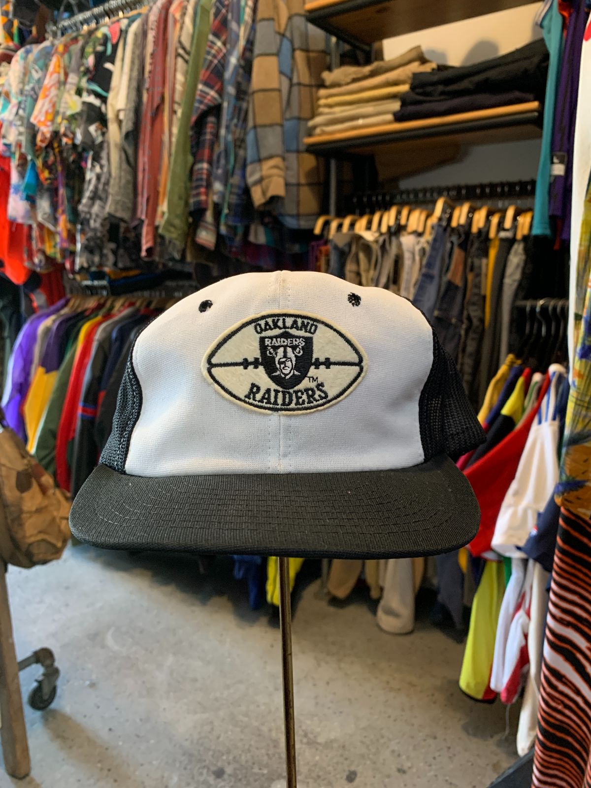 NFL *AS-IS* 1990S OAKLAND RAIDERS EMBROIDERED PATCH SNAPBACK HAT in BLACK, WHITE
