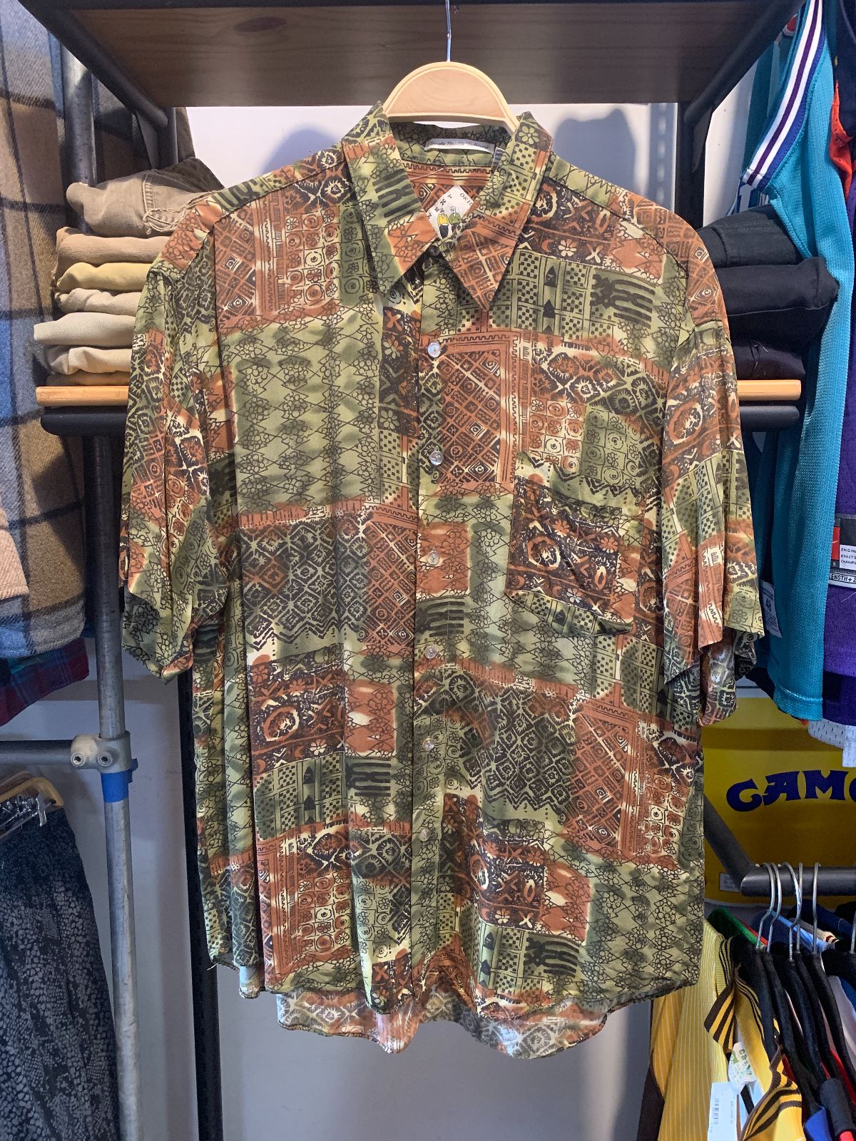 NEXT ORIGINAL FUN! 1990S DUOTONE BATIK STYLE BLOCK PRINT SHORT SLEEVE BUTTON DOWN SHIRT in GREEN, BROWN, BLACK