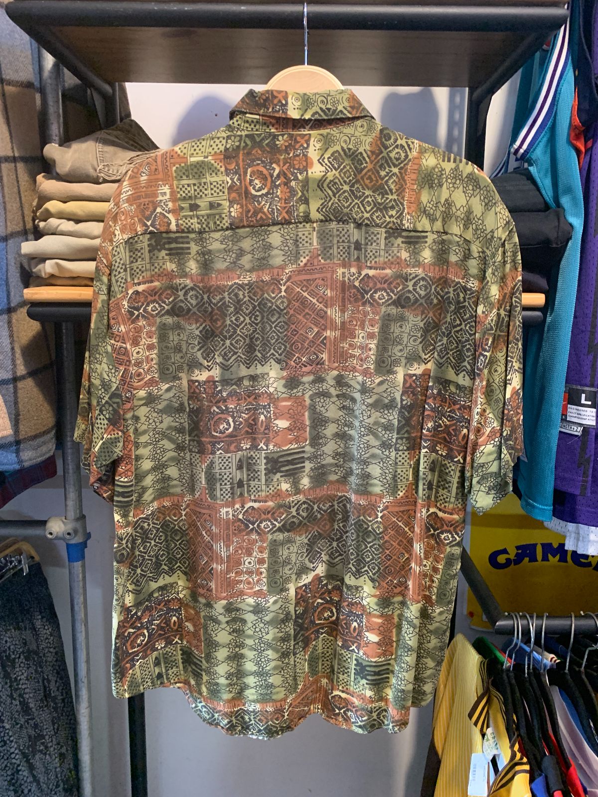 NEXT ORIGINAL FUN! 1990S DUOTONE BATIK STYLE BLOCK PRINT SHORT SLEEVE BUTTON DOWN SHIRT in GREEN, BROWN, BLACK