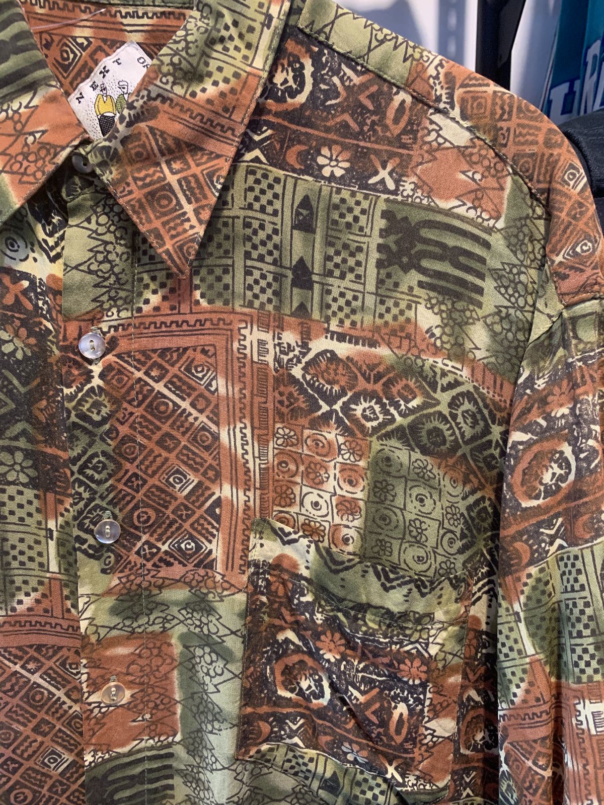 NEXT ORIGINAL FUN! 1990S DUOTONE BATIK STYLE BLOCK PRINT SHORT SLEEVE BUTTON DOWN SHIRT in GREEN, BROWN, BLACK