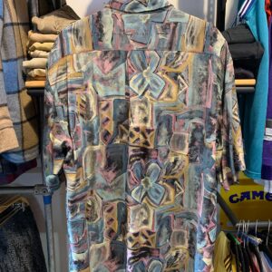 BONETTI 1990S MADE IN ITALY SHORT SLEEVE BUTTON DOWN SHIRT DARK PASTEL PRINTED RAYON in PURPLE, TEAL