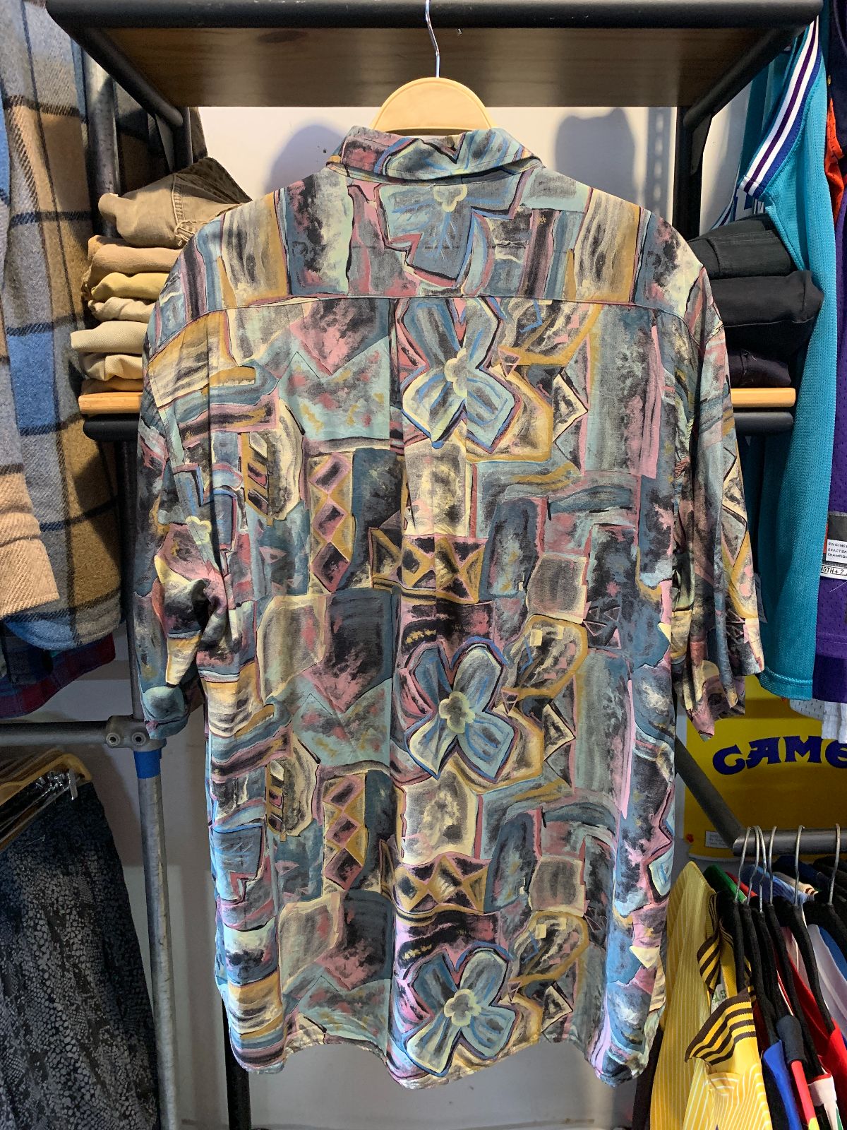BONETTI 1990S MADE IN ITALY SHORT SLEEVE BUTTON DOWN SHIRT DARK PASTEL PRINTED RAYON in PURPLE, TEAL