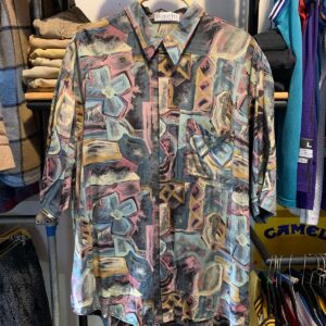 BONETTI 1990S MADE IN ITALY SHORT SLEEVE BUTTON DOWN SHIRT DARK PASTEL PRINTED RAYON in PURPLE, TEAL