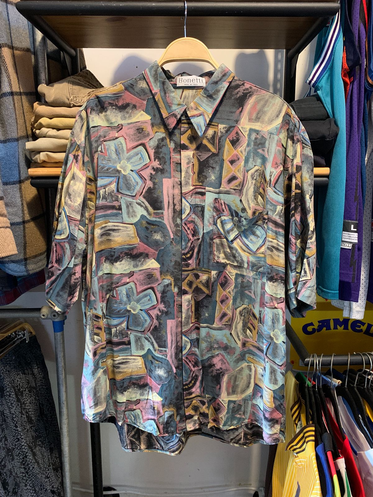 BONETTI 1990S MADE IN ITALY SHORT SLEEVE BUTTON DOWN SHIRT DARK PASTEL PRINTED RAYON in PURPLE, TEAL