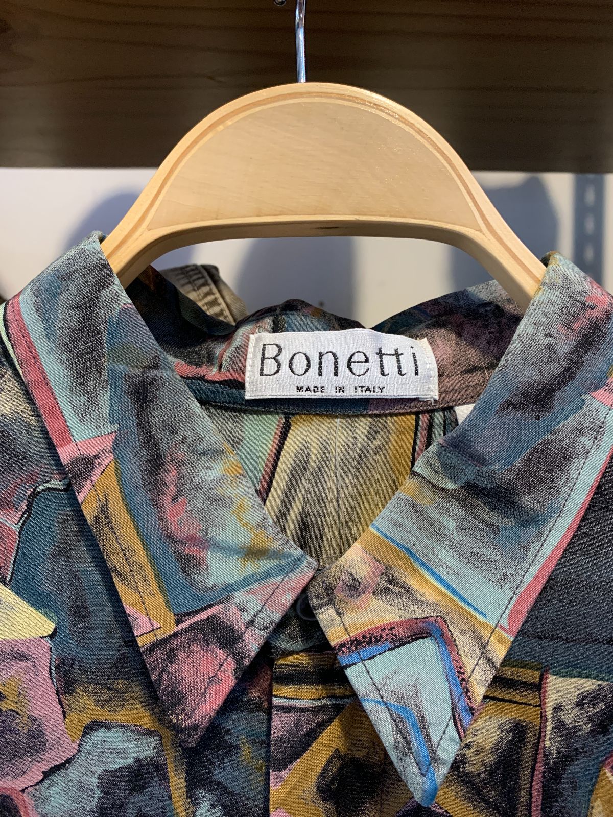 BONETTI 1990S MADE IN ITALY SHORT SLEEVE BUTTON DOWN SHIRT DARK PASTEL PRINTED RAYON in PURPLE, TEAL