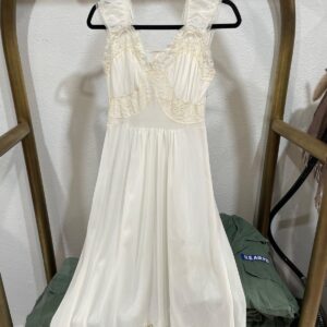 LADY EDSO *AS-IS* ADORABLE! 1960S NYLON LACE TRIM BODICE & HEM LINGERIE NIGHTGOWN DRESS in WHITE, CREME